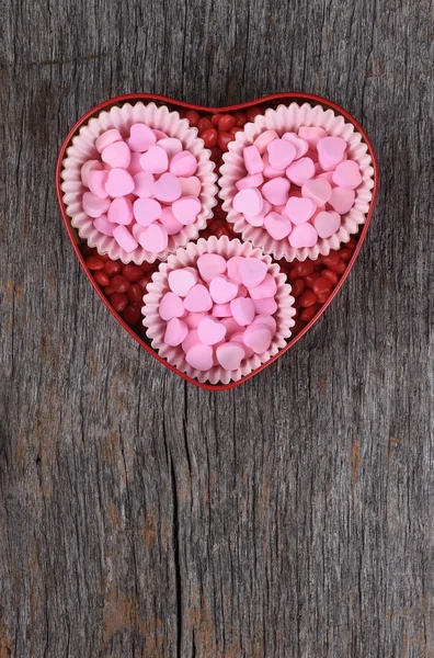 Καρδιά σχήμα κασσιτέρου με την ημέρα του Αγίου Βαλεντίνου ροζ καρδιές καραμέλα — Φωτογραφία Αρχείου