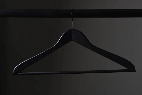 黒のコート ハンガー、クローゼットの棒 — ストック写真