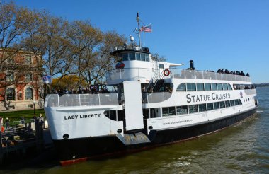 Ellis Adası, New York - 04 Kasım 2019: Lady Liberty El Rıhtımda