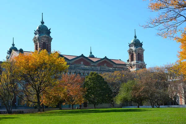 NEW YORK, NY - 04 NOV 2019: The lawn and back side of the Main B — Stock Photo, Image