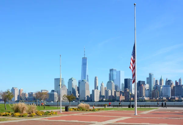 Jersey City, New Jersey - 04 Nov 2019: Halvmast Amerikansk flagga en — Stockfoto