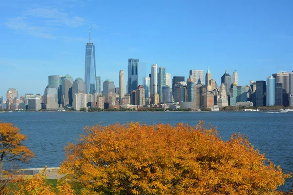 NUEVA YORK, NY - 04 NOV 2019: El horizonte de Manhattan visto desde Elli — Foto de Stock