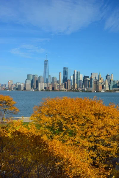 NUEVA YORK, NY - 04 NOV 2019: El horizonte de Manhattan visto desde Elli — Foto de Stock