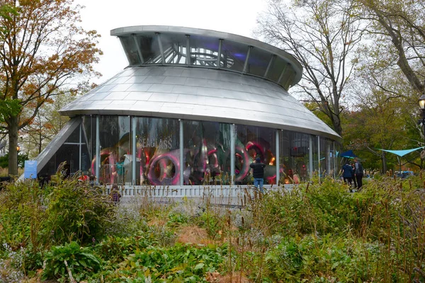 New York, Ny - 05 nov 2019: De Seaglass Carrousel is een vis-hen — Stockfoto