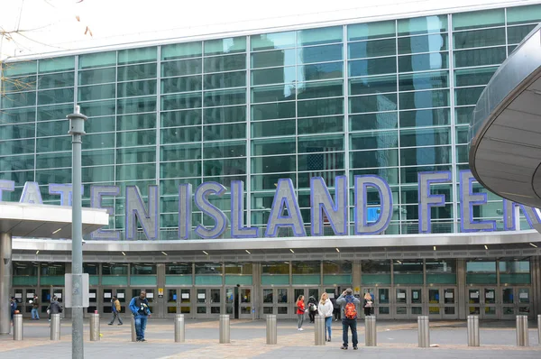 NUEVA YORK, NY - 05 NOV 2019: La terminal de ferry de Staten Island en — Foto de Stock