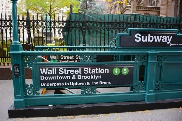 NEW YORK, NY - 05 NOV 2019: Wall Street Subway Station entrance. — ストック写真