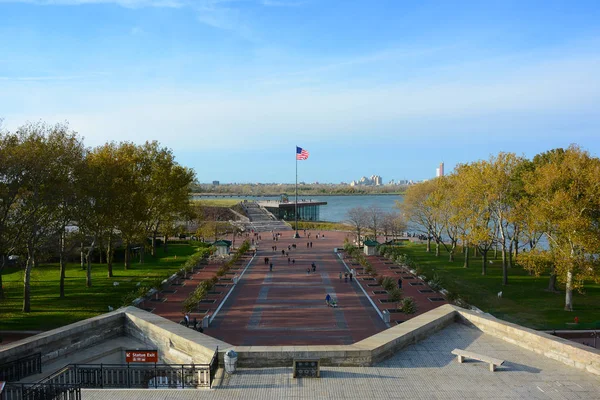 NEW YORK, NY - 04 NOV 2019: Statue of Liberty Museum and Flagpol — Stock Photo, Image