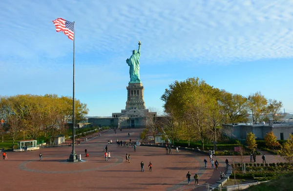 ニューヨーク、 Ny - 04 11月2019:ミュウエから見られる自由の女神像 — ストック写真