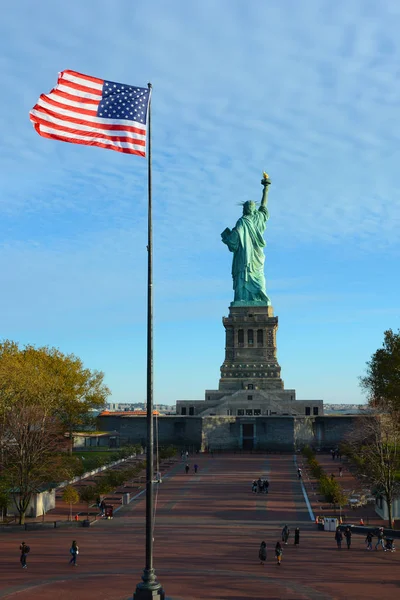 New York, Ny - 04 nov 2019: Frihetsgudinnan och flaggstångsplaza — Stockfoto