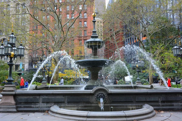New York, NY - 05 NOV 2019: Fontana nel City Hall Park, situato — Foto Stock