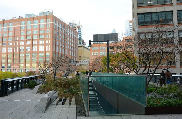 New York, Ny - 05 Nov 2019: High Line greenspace nära den 14: e S — Stockfoto
