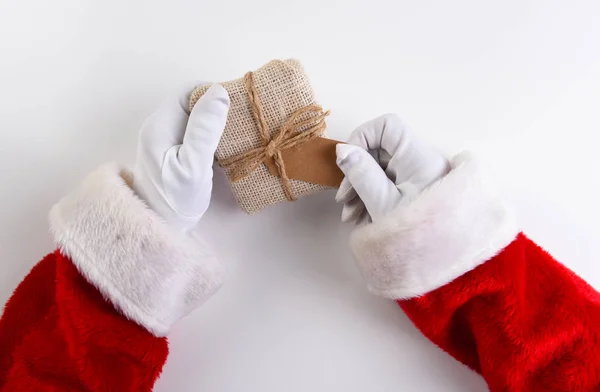 Nad głową ujęcie rąk Świętego Mikołaja trzymających tkaninę owiniętą Chri — Zdjęcie stockowe