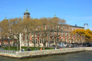 New York, Ny - 04 Kasım 2019: Ellis Adası Ulusal Göçmenlik Müzesi 'nin ana binası, feribottan görüldü..