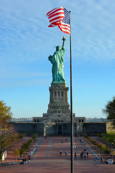 New York, Ny - 04 Nov 2019: Flagga viftande över Liberstatyn — Stockfoto