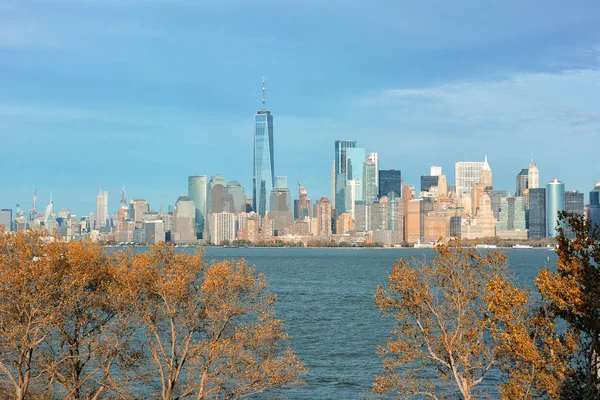 NUEVA YORK, NY - 04 NOV 2019: El horizonte de Manhattan visto desde Elli — Foto de Stock