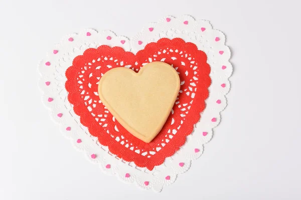 Concepto del Día de San Valentín: Una galleta de azúcar en forma de corazón en sha corazón —  Fotos de Stock