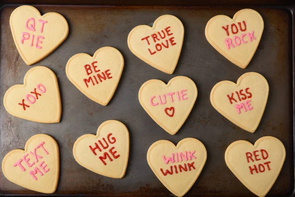 Valentijnsdag Concept: Hoge hoek Hartvormige suikerkoekjes op — Stockfoto