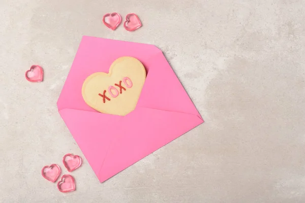 Valentijnsdag Concept: Hoge hoek Hartvormige suikerkoekje in — Stockfoto