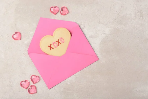 Concepto del Día de San Valentín: Galleta de azúcar en forma de corazón de ángulo alto en —  Fotos de Stock