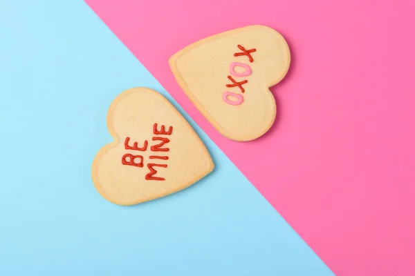 Concepto del Día de San Valentín: Dos galletas de azúcar en forma de corazón una en pi —  Fotos de Stock