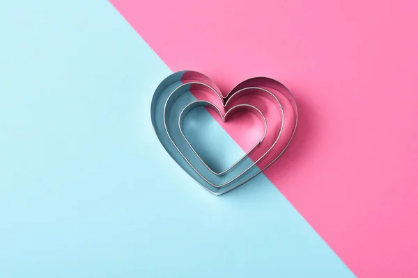 Sevgililer Günü Konsepti: Pi üzerinde Yuvalı Kalp şeklinde kurabiye kesiciler — Stok fotoğraf