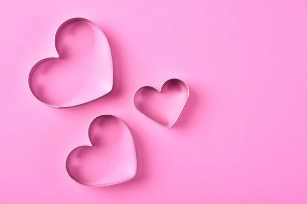 Valentijnsdag Concept: Drie hartvormige koekjessnijders op pin — Stockfoto