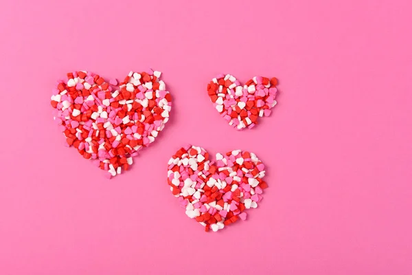 Concepto de San Valentín: En forma de corazón espolvorea caramelos formados en —  Fotos de Stock