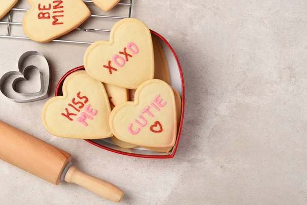 Concepto del Día de San Valentín: Galletas de azúcar en forma de corazón en un corazón sh —  Fotos de Stock