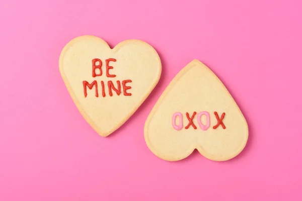 Concepto del Día de San Valentín: Dos galletas de azúcar en forma de corazón en rosa w — Foto de Stock