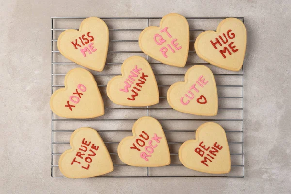 Conceito Dia dos Namorados: Flat lay Coração em forma de biscoitos de açúcar em um — Fotografia de Stock