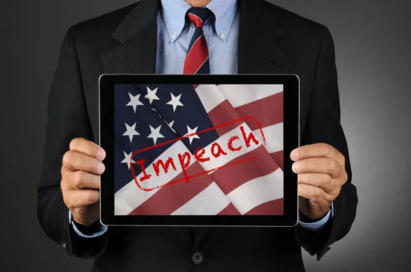 Un politicien tenant une tablette avec le drapeau américain et la Parole Impeac — Photo