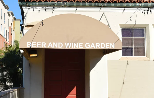 Auvent pour le jardin de la bière et du vin au Fullerton Museum Center — Photo