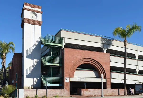 Estructura de aparcamiento en el centro de Fullerton cerca de la Tra —  Fotos de Stock