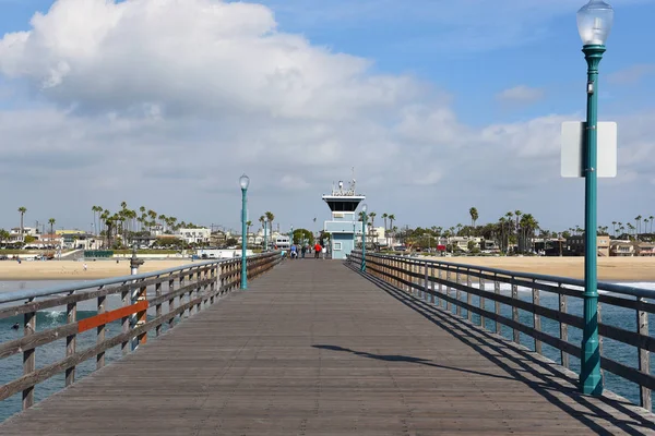 Molo Seal Beach z widokiem na miasto. — Zdjęcie stockowe