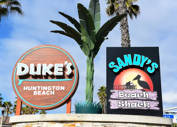 Fechar a placa para Dukes Restaurant e Sandys Beach Shack — Fotografia de Stock