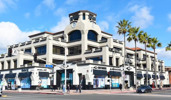 Shops at the corner of Pacific Coast Highway and Main Street in — Stock Photo, Image