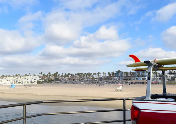 Deska surfingowa na półce Lifeguard na pomoście z plażą i holownikiem — Zdjęcie stockowe