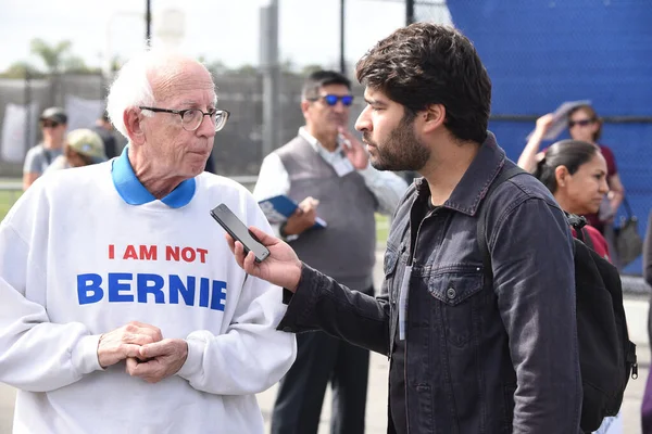 Santa Ana California Feb 2020 Bernie Sanders Rally Interviewer Speaking — Stockfoto