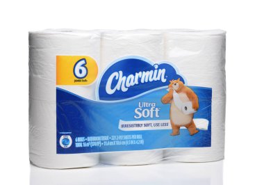 IRVINE, CALIFORNIA - 16 Mart 2020 Charmin Ultra Yumuşak Tuvalet Dokusunun 6 adet Jumbo Yuvarlanma Paketi. 