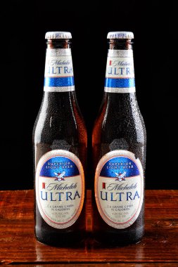 IRVINE, CALIFORNIA - 18 Haziran 2015: Islak tezgahta iki şişe Michelob Ultra birası.