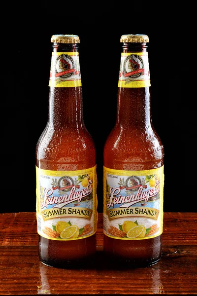 Irvine California Juni 2015 Två Flaskor Leinenkugel Summer Shandy Beer — Stockfoto