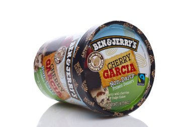 IRVINE, CALIFORNIA - 26 HAZİRAN 2020: Bir karton Ben ve Jerry 's Cherry Garcia Sütsüz Donmuş Tatlı, yan tarafında.