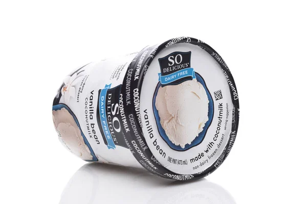 カリフォルニア州アーバイン April 2020 おいしいバニラビーンココナッツミルク非乳製品冷凍デザートのカートンを側面に — ストック写真