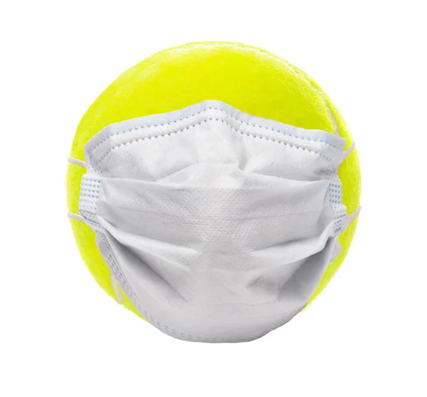 Covid Und Sports Concept Ein Tennisball Mit Chirurgenmaske Isoliert Auf — Stockfoto