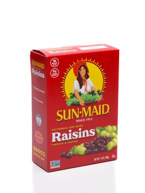 IRVINE, CALIFORNIA - 25 Mayıs 2020: Bir kutu Kaliforniya Sun Kurutulmuş, Sun Maid Raisins. 