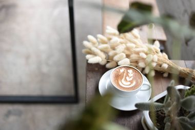 Bir fincan kahve latte ahşap masa üzerinde