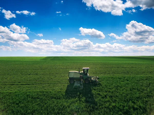 Трактор косіння зеленого поля — стокове фото