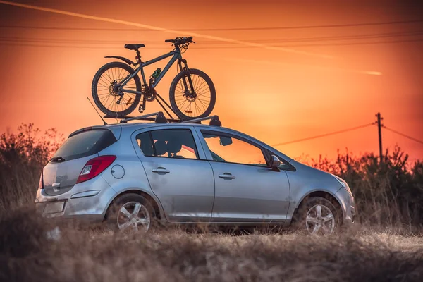 Car is transporting bicycle on the roof — Stock Photo, Image