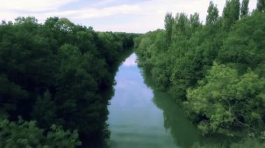 Tekne ve orman ve Kamchia Nehri Bulgaristan'ın havadan görünümü 