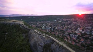  Ortaçağ Kalesi Ovech Provadia, Bulgaristan yakınındaki hava günbatımı manzarası